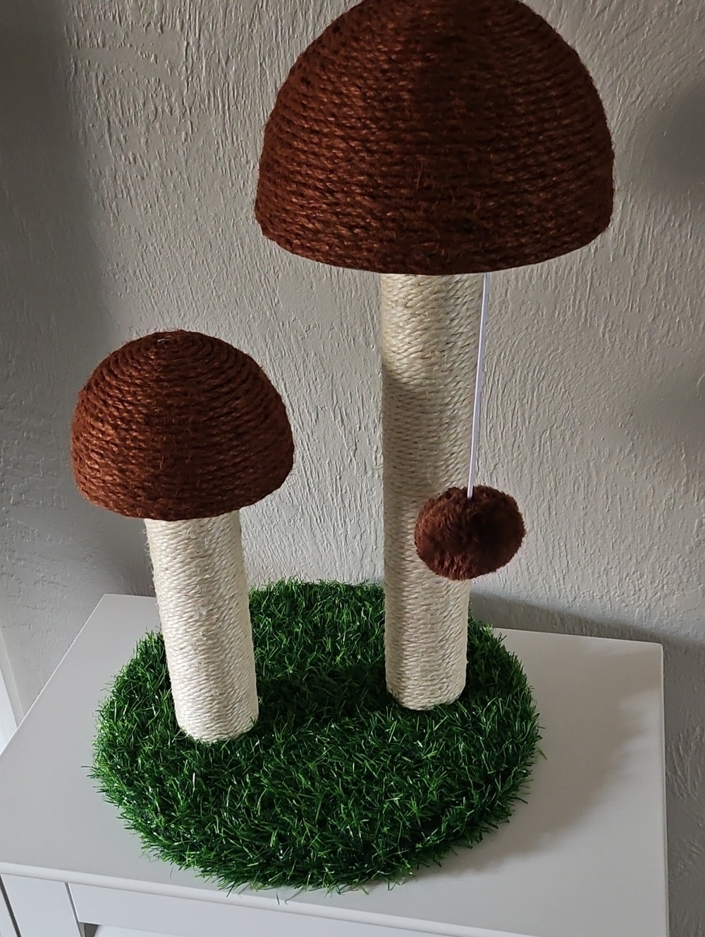 Mushroom-Shaped Cat Scratching Post with Grass Base - Brown